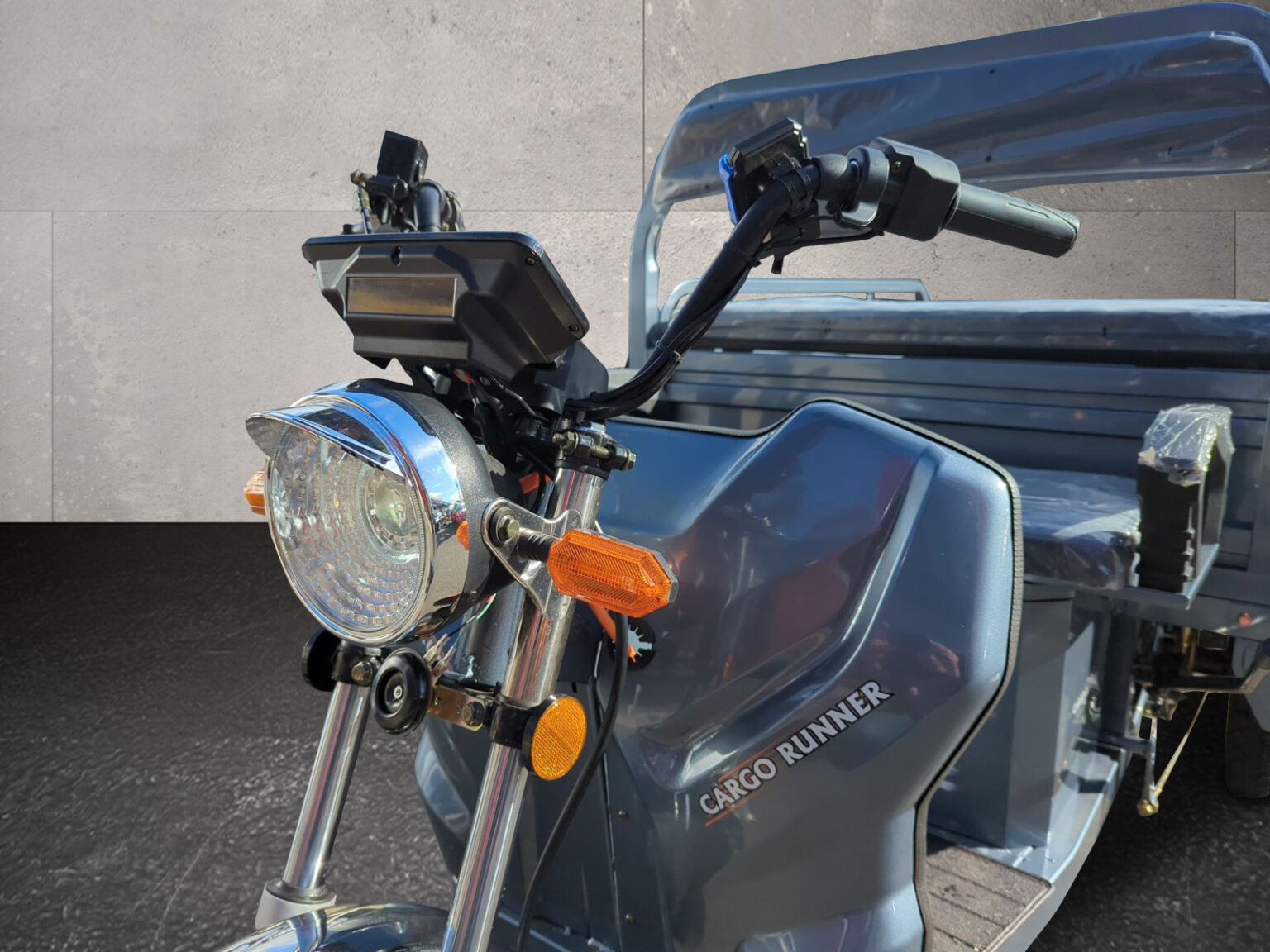 Cargo Runner Classic grau Nahaufnahme Lenker mit großem Scheinwerfer