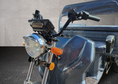 Cargo Runner Classic grau Nahaufnahme Lenker mit großem Scheinwerfer