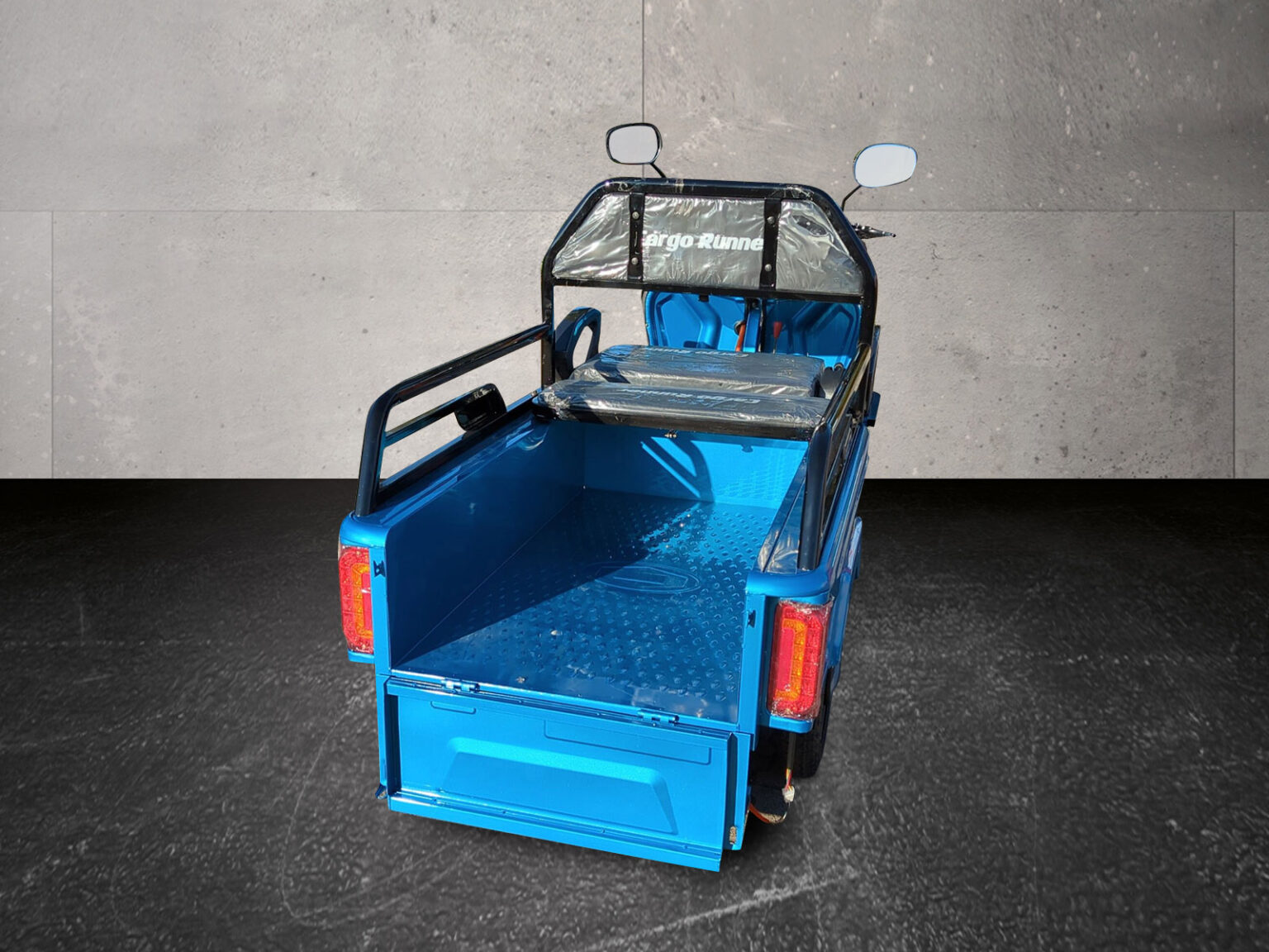 Ladefläche des Cargo Runner Compact blau mit geöffneter Klappe