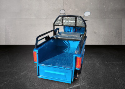 Ladefläche des Cargo Runner Compact blau mit geöffneter Klappe