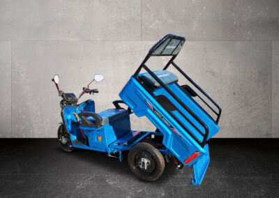 Rückansicht blaues Modell mit gekippter Ladefläche