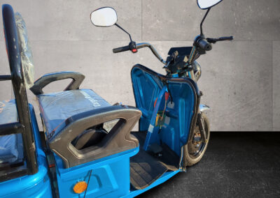 Seitliche Perspektive auf den Fahrerplatz des Cargo Runner Compact blau