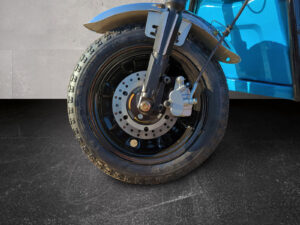 Detailaufnahme des Vorderrads mit Reifenprofil und Bremse