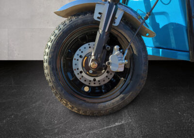 Detailaufnahme des Vorderrads mit Reifenprofil und Bremse