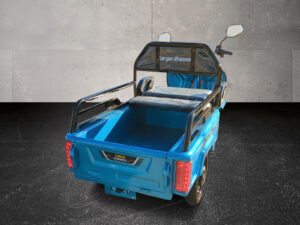 Geschlossene Ladefläche des Cargo Runner Compact blau mit ausgeklappter Sitzbank