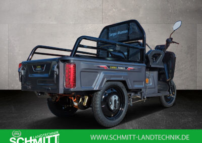 Dreiviertel-Heckansicht mit Blick auf die Ladefläche des Cargo Runner Compact in Grau