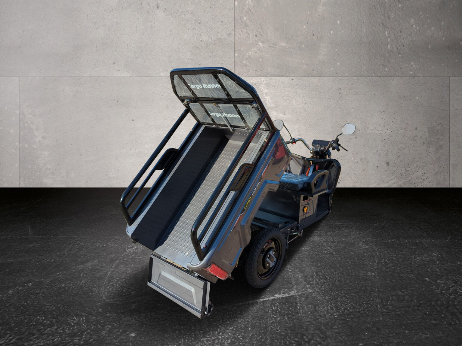 Heckansicht des grauen Modells mit gekippter offener Ladefläche