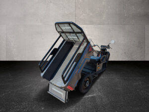 Heckansicht des grauen Modells mit gekippter offener Ladefläche