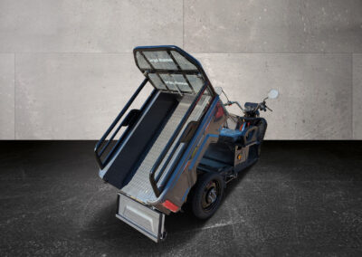 Heckansicht des grauen Modells mit gekippter offener Ladefläche