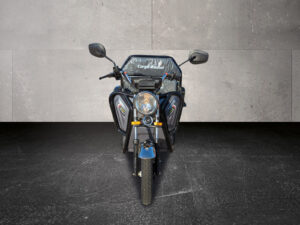 Frontalansicht des grauen Modells mit Spiegeln