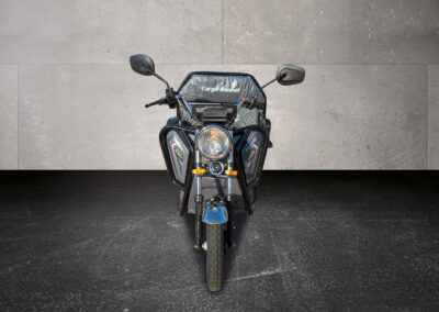 Frontalansicht des grauen Modells mit Spiegeln