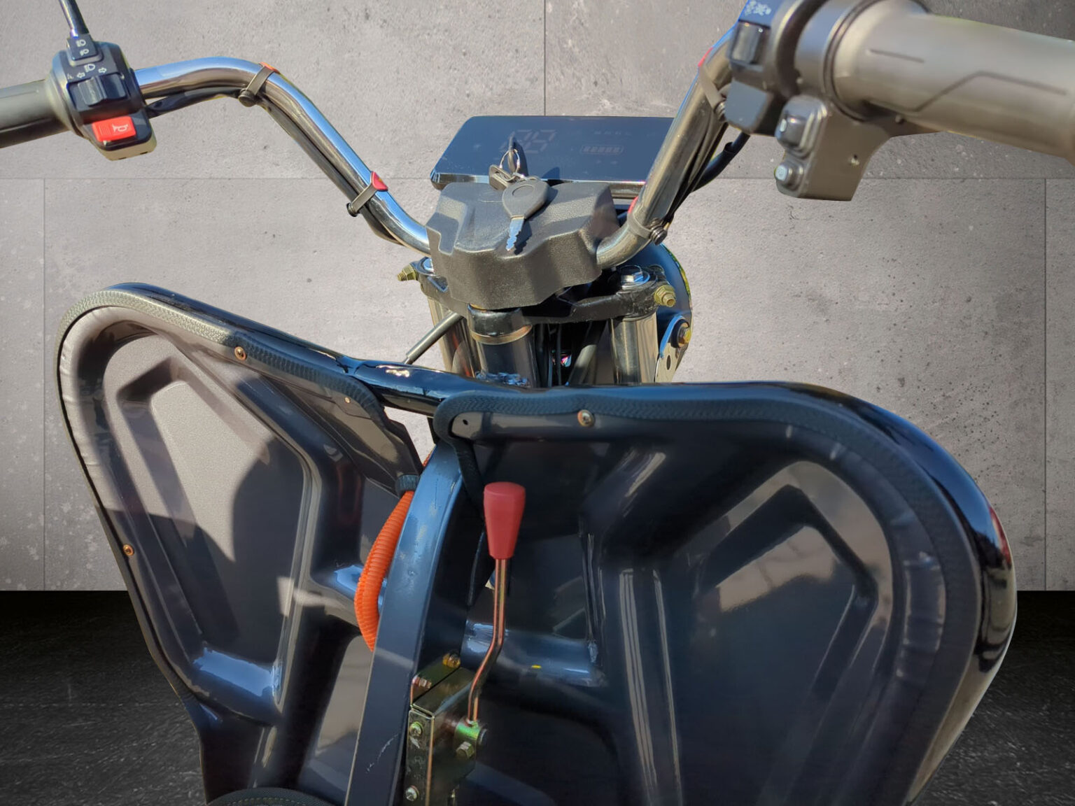 Detailaufnahme des Lenkers beim Cargo Runner Compact in Grau