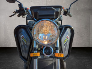 Frontalansicht der Scheinwerfer beim grauen Compact