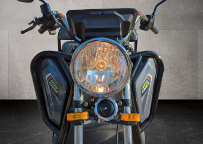 Frontalansicht der Scheinwerfer beim grauen Compact