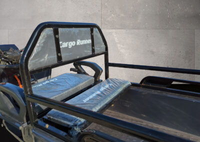 Detailaufnahme der Sitzfläche mit Rückenlehne beim Cargo Runner Compact in Grau