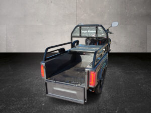 Rückansicht des grauen Modells mit geöffneter Ladefläche