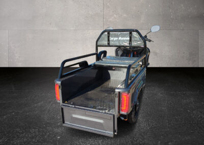 Rückansicht des grauen Modells mit geöffneter Ladefläche