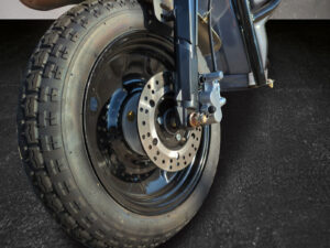 Detailaufnahme der Vorderradbremse mit Bremsscheibe und Aufhängung
