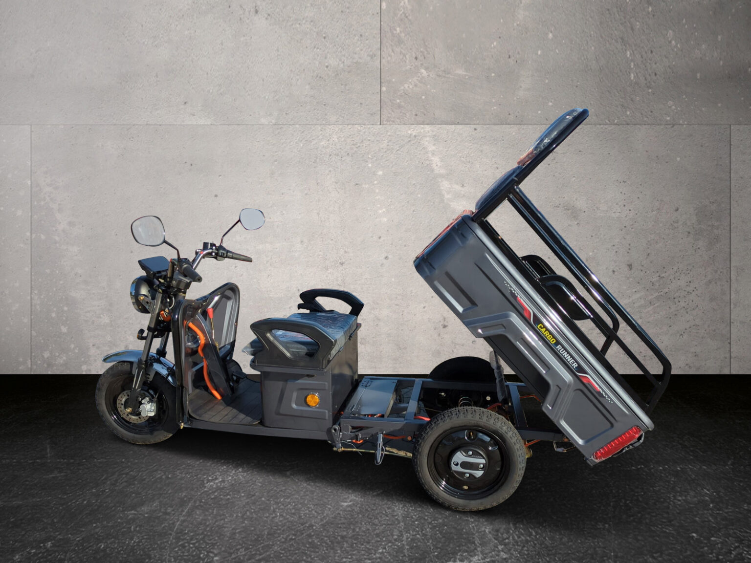 Seitenansicht grau lackierter Cargo Runner Compact mit gekippter Pritsche