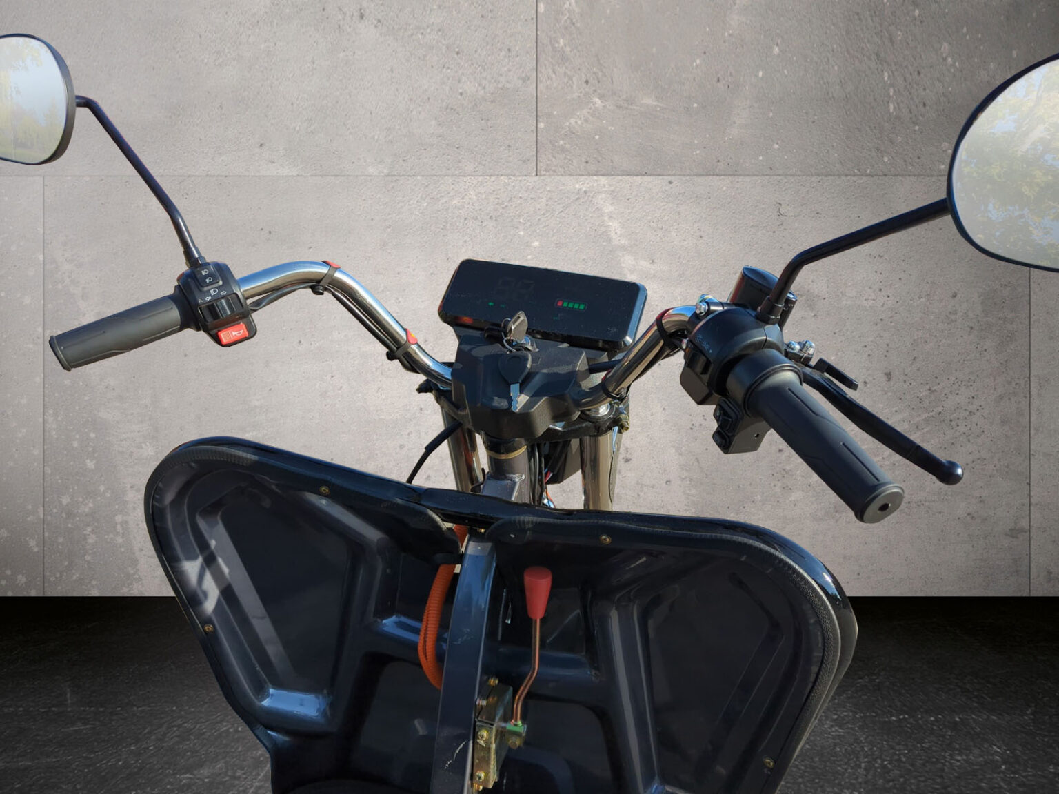 Lenkerdetail beim grauen Modell mit Gasgriff, Bremshebel und Schaltern