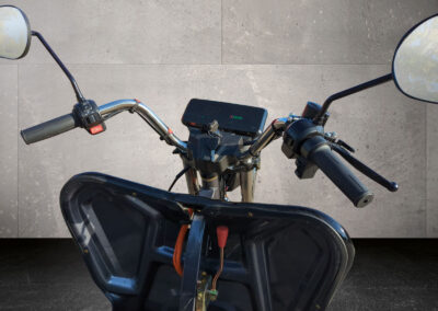 Lenkerdetail beim grauen Modell mit Gasgriff, Bremshebel und Schaltern