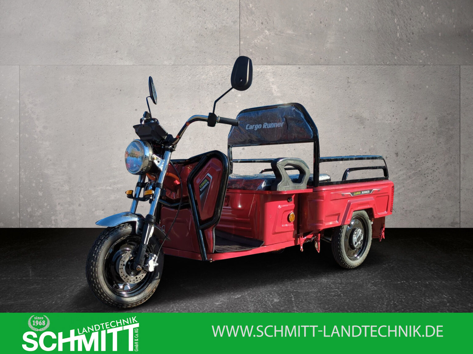 Dreiviertelansicht des roten Modells mit Blick auf den Sitzbereich