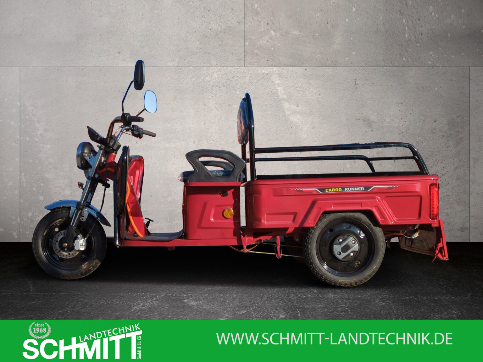 Seitenansicht des Cargo Runner Compact in Rot mit offener Pritsche