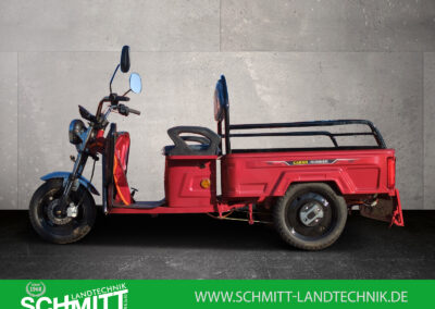 Seitenansicht des Cargo Runner Compact in Rot mit offener Pritsche