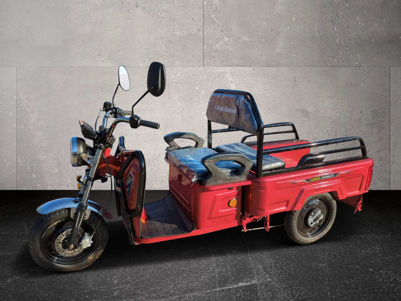 Seitenansicht Cargo Runner Compact in Rot mit geschlossener Pritsche und zwei Spiegeln