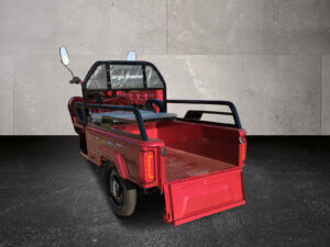 Rückansicht des roten Modells mit gekippter Rückenlehne und geöffneter Ladefläche