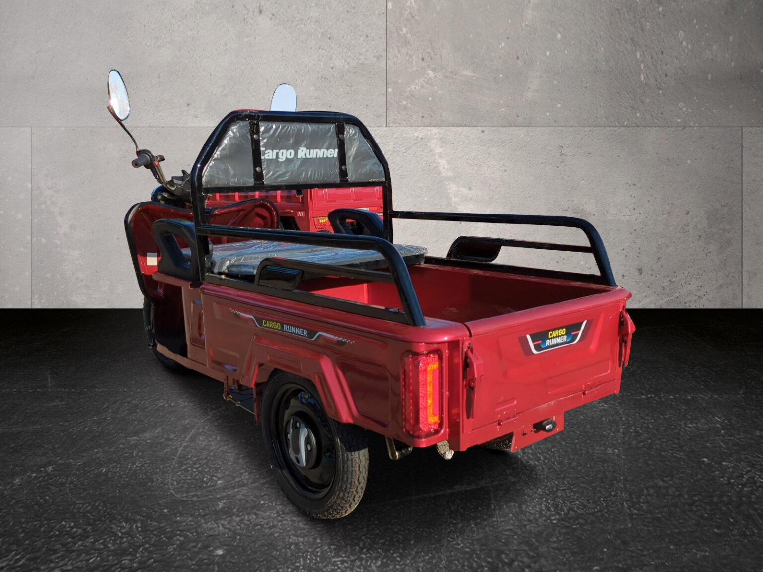 Rückansicht des Cargo Runner Compact in Rot mit geschlossener Pritsche