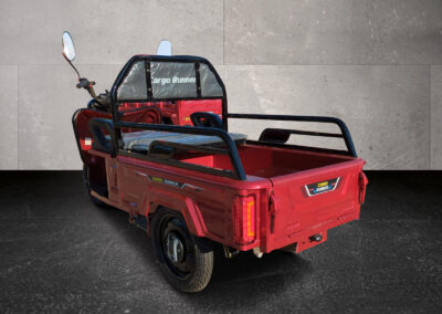Rückansicht des Cargo Runner Compact in Rot mit geschlossener Pritsche