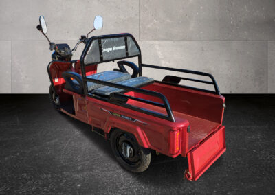 Seitenansicht rechts des Cargo Runner Compact in Rot mit geöffneter Pritsche