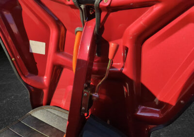 Trittbrett mit rutschfester Gummimatte beim Einstieg