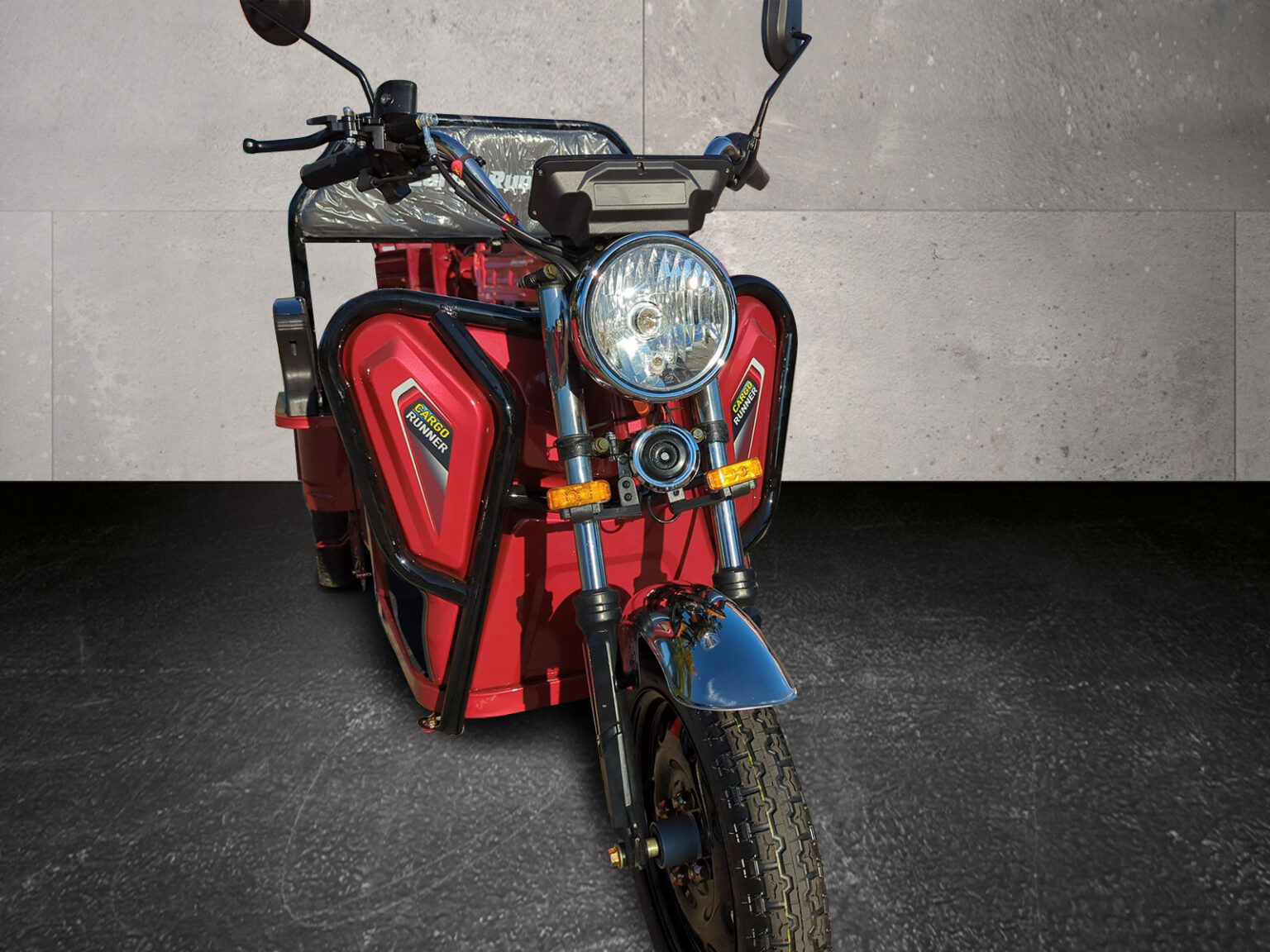 Dreiviertel-Frontansicht mit Sicht auf Frontscheinwerfer und Schutzblech beim roten Modell