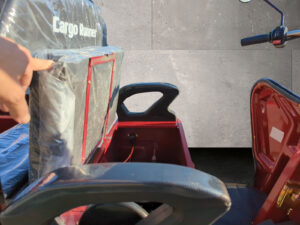 Detailaufnahme der hochgeklappten Sitzbank eines roten Cargo Runner Compact