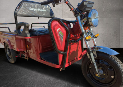 Seitenansicht links mit Blick auf den Fahrerbereich beim roten Modell