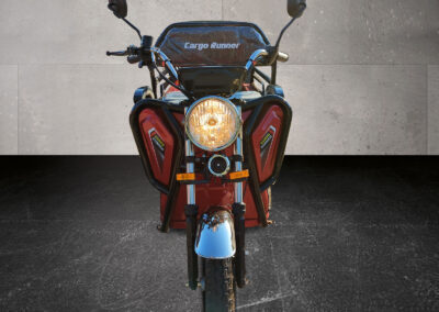 Cargo Runner Compact Frontalansicht mit Doppelscheinwerfer, Lenker und Windschild