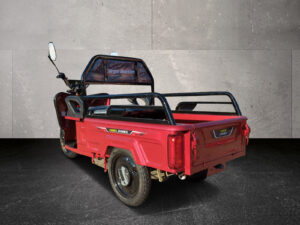 Rückansicht des Cargo Runner Compact in Rot mit Blick auf Pritsche und Rückenlehne