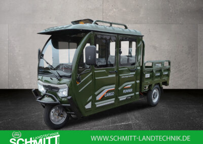 Dreiviertelansicht des grünen Cargo Runner Doppelkabiners mit Sicht auf Fahrerbereich