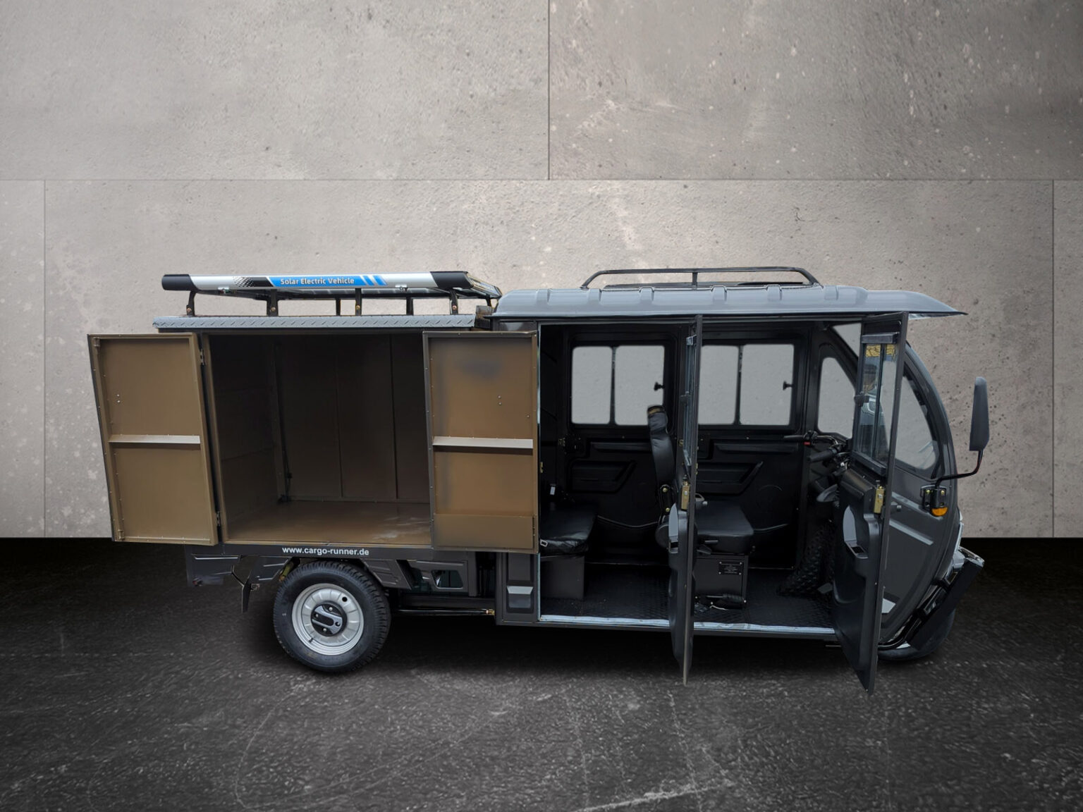 Seitenansicht eines grauen Doppelkabiners mit geöffneter Transportbox