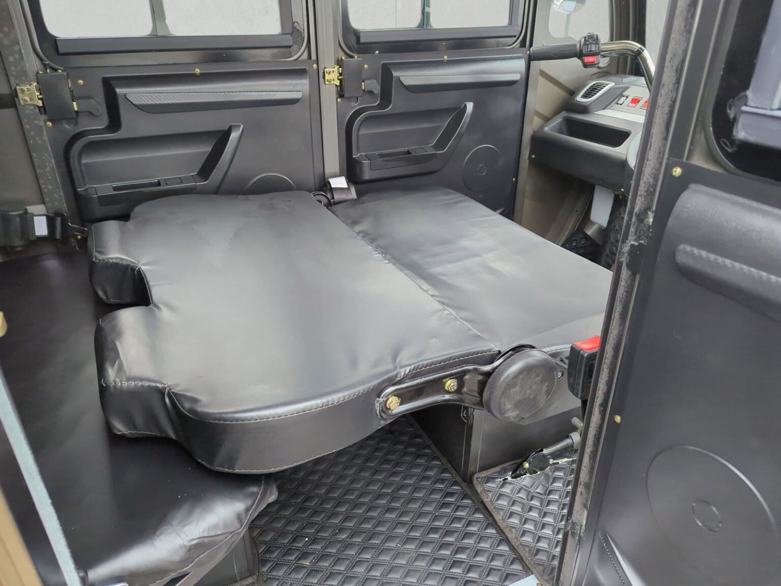 Detailaufnahme umgeklappte Rückenlehne im Innenraum des Doppelkabiners