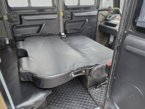 Detailaufnahme umgeklappte Rückenlehne im Innenraum des Doppelkabiners