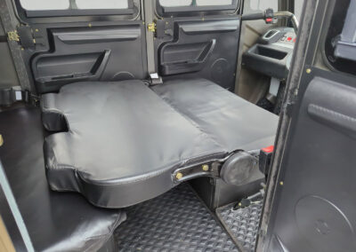 Detailaufnahme umgeklappte Rückenlehne im Innenraum des Doppelkabiners