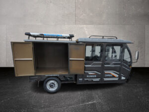 Seitenansicht des grauen Doppelkabiners mit geöffneter montierter Transportbox und Dachträger