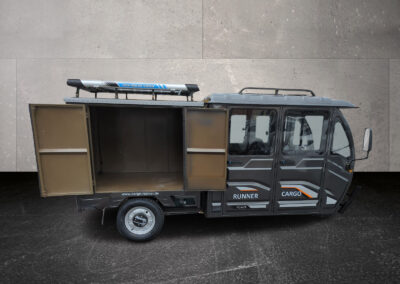 Seitenansicht des grauen Doppelkabiners mit geöffneter montierter Transportbox und Dachträger