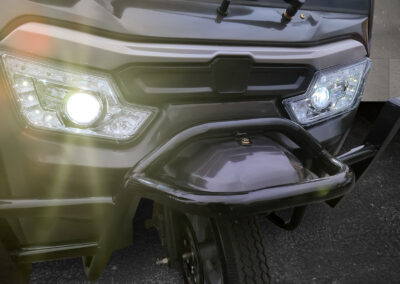 Nahaufnahme der Fahrzeugfront mit LED-Scheinwerfer des Doppelkabiners