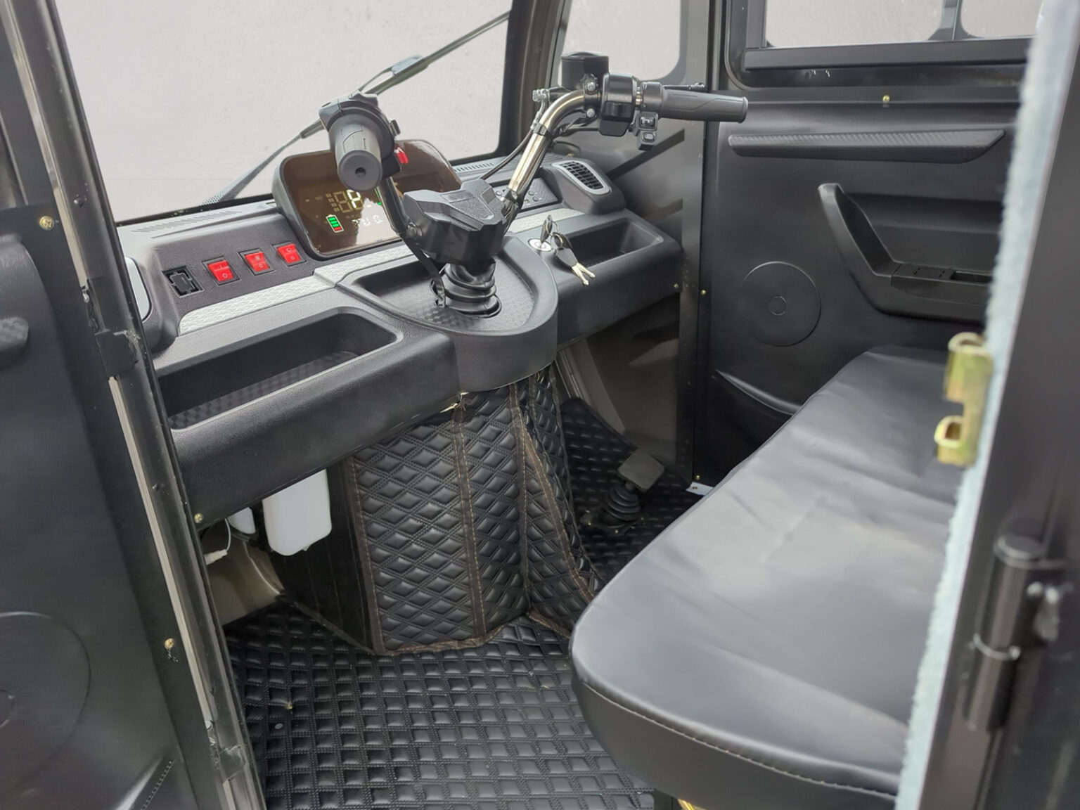 Innenaufnahme des Cockpits im Doppelkabiner mit Lenkrad und Schalteinheit