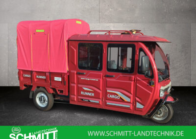 Seitenansicht roter Cargo Runner Doppelkabiner mit roter Plane