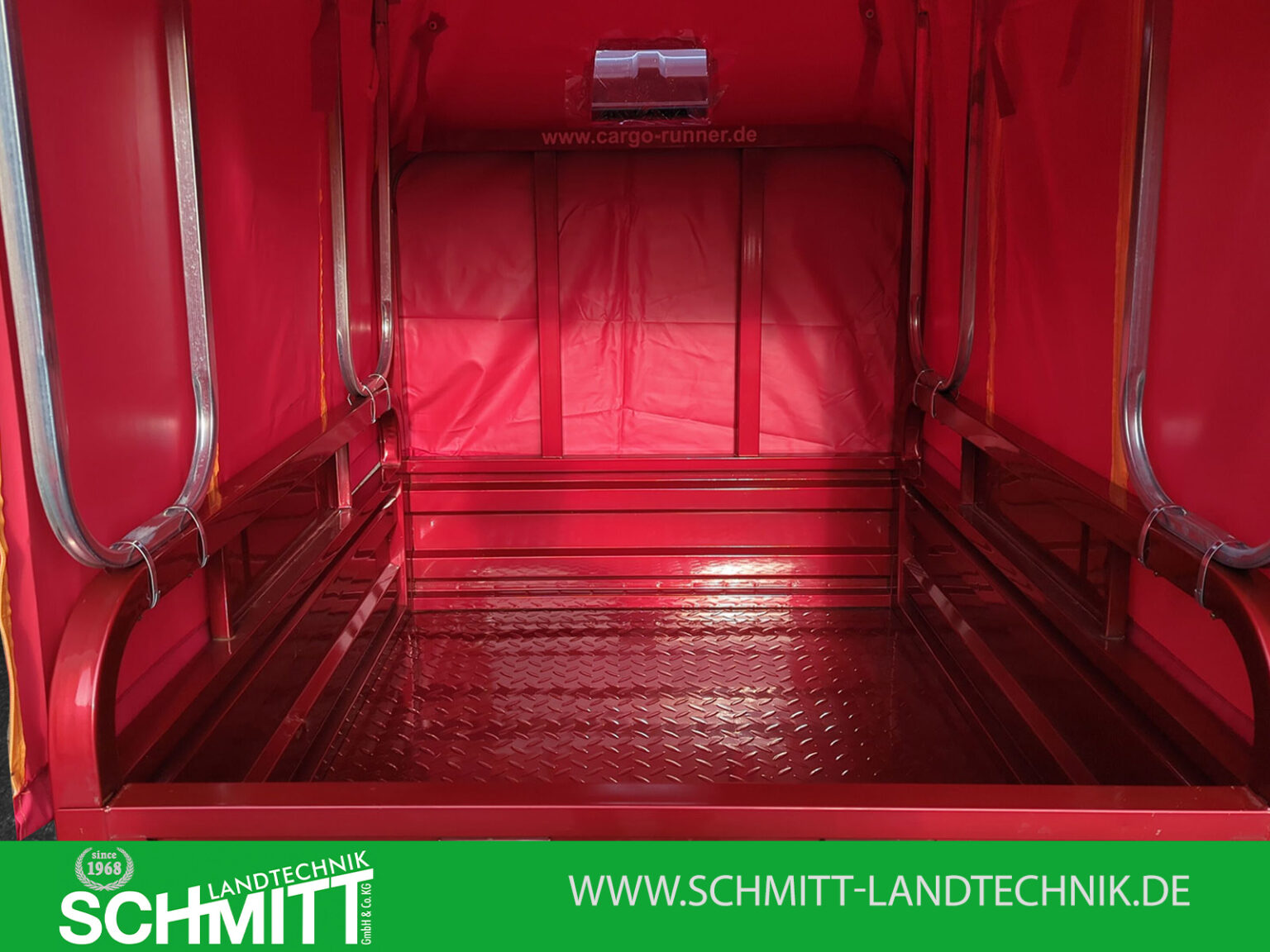 Innenansicht der Ladefläche mit rotem Planenaufbau und rutschfester Bodenstruktur